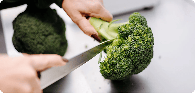 Brokkoli schneiden